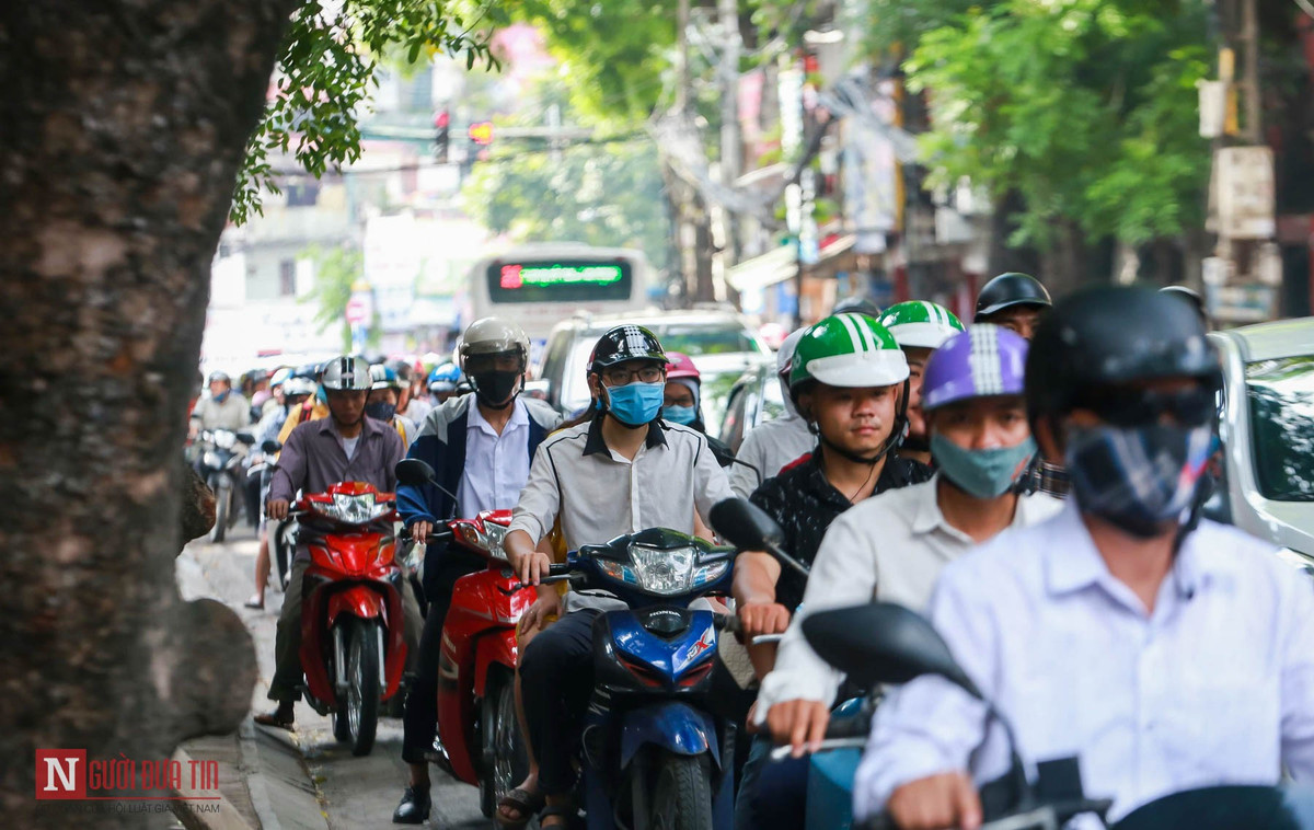 Nhiều người cho biết, hôm nào không thấy bà Thư đứng “làm nhiệm vụ” thì hôm đó các phương tiện qua đoạn cổng viện gần như “giậm chân tại chỗ” do lưu lượng phương tiện quá đông, đường nhỏ và ai cũng muốn đi trước.