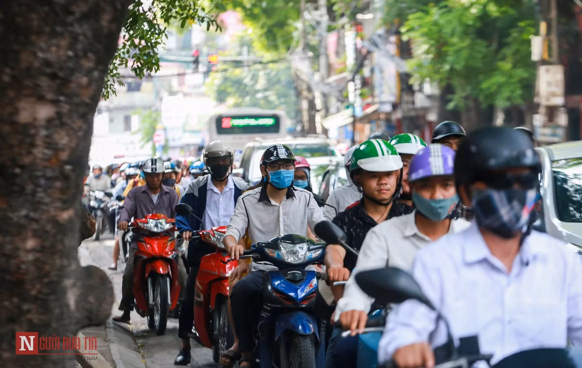 Nhiều người cho biết, hôm nào không thấy bà Thư đứng “làm nhiệm vụ” thì hôm đó các phương tiện qua đoạn cổng viện gần như “giậm chân tại chỗ” do lưu lượng phương tiện quá đông, đường nhỏ và ai cũng muốn đi trước.