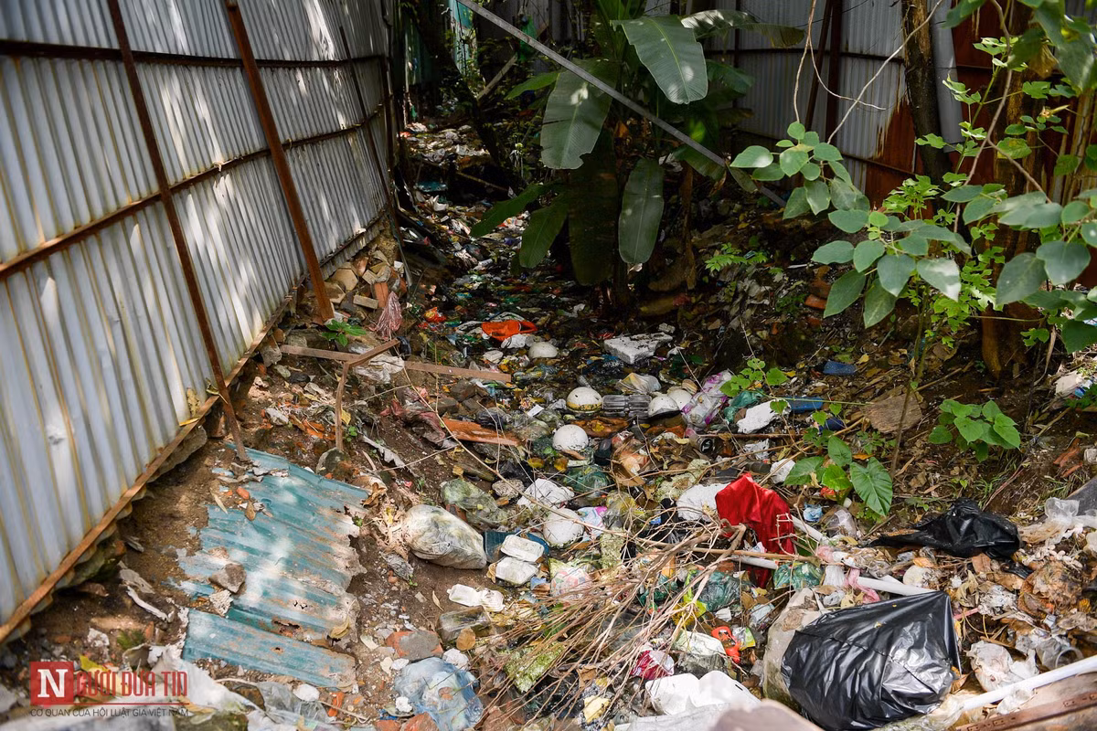 Tuy nhiên, tại khu dân cư số 9, trước đây có đoạn mương thoát nước chung của khu vực, nhưng dự án lại không cống hóa đoạn mương này mà đào tuyến cống mới theo đúng thiết kế của dự án.