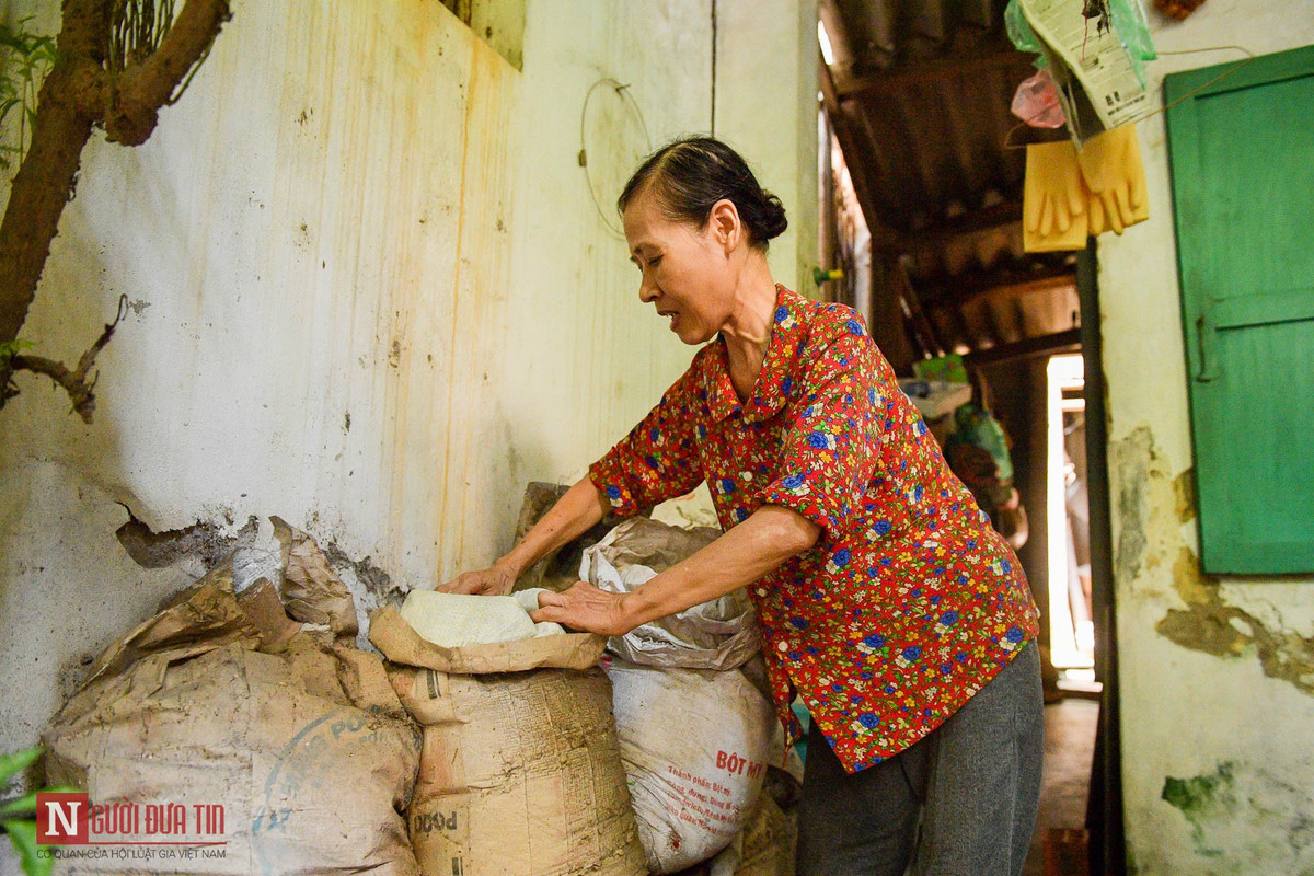 Ở đây nhiều năm, bà Nguyễn Thị Thanh Bình và nhiều hộ dân khác khổ sở khi hàng ngày sống trong không khí ô nhiễm. Những bao cát mấy năm nay được bà Bình sử dụng để chặn nước cống tràn lên.