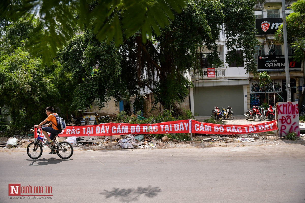 Biển cấm đổ rác được người dân tự dựng nhưng dường như nó chỉ để thêm phần nhức nhối.