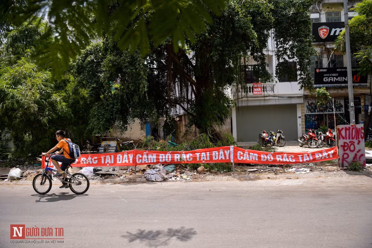 Biển cấm đổ rác được người dân tự dựng nhưng dường như nó chỉ để thêm phần nhức nhối.