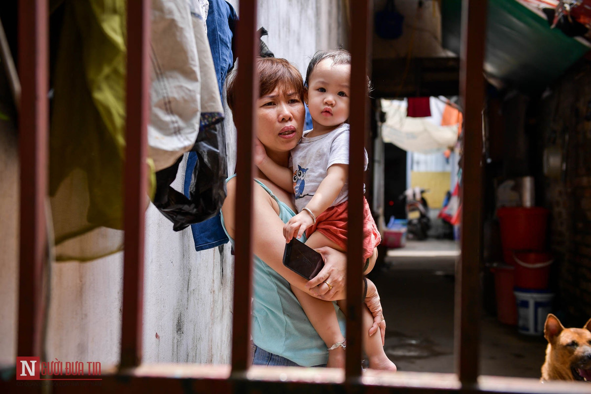 Theo người dân ở đây phản ánh, khoảng hơn 3 năm nay, từ khi dự án cống hóa mương T2C Đại Yên chạy dọc ngõ 279 phố Đội Cấn hoàn thành, đã hình thành tuyến đường sạch đẹp qua địa bàn.