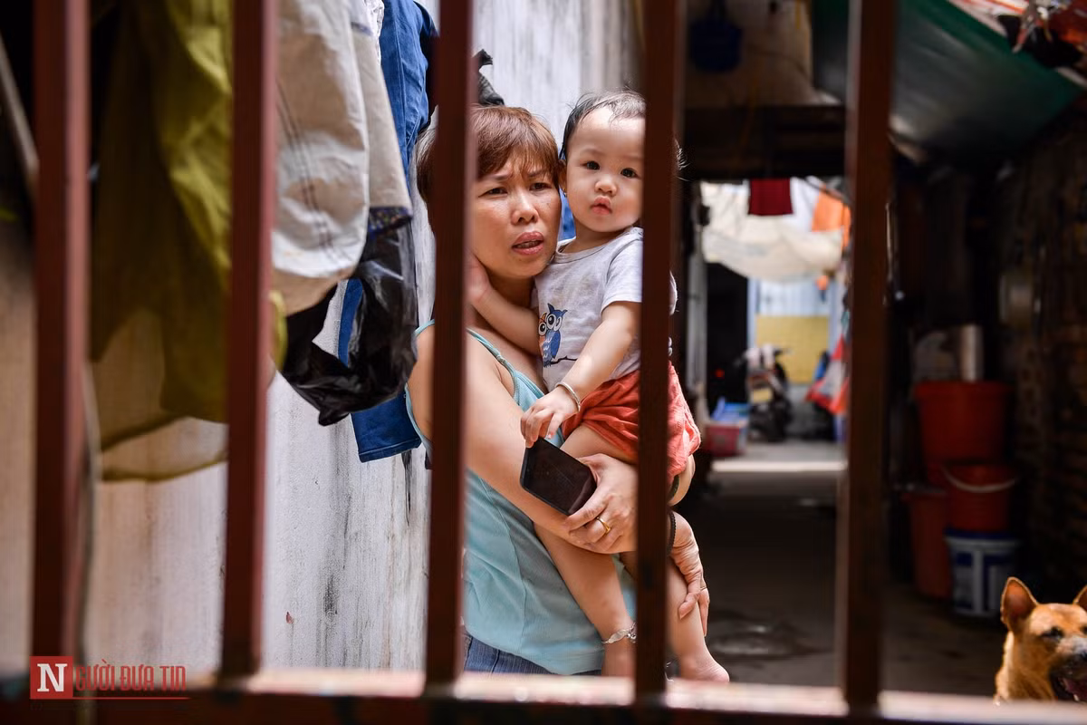 Theo người dân ở đây phản ánh, khoảng hơn 3 năm nay, từ khi dự án cống hóa mương T2C Đại Yên chạy dọc ngõ 279 phố Đội Cấn hoàn thành, đã hình thành tuyến đường sạch đẹp qua địa bàn.