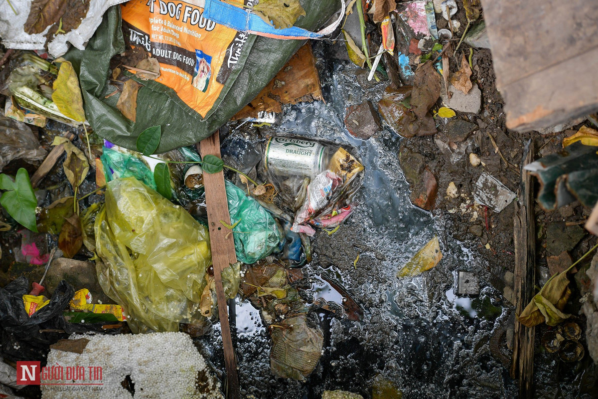 Lòng mương lúc nào cũng đen kịt, đặc quánh với đủ loại rác thải, nước thải bốc lên mùi hôi thối nồng nặc.