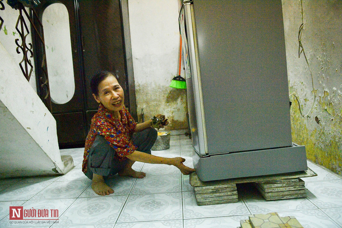 Nhà bà Bình (65 tuổi, số nhà 43, hẻm 173/68/81 đường Hoàng Hoa Thám) chỉ cách mương nước vài bước chân, được ngăn cách bằng một cánh cổng. Bà cho biết: "Mỗi khi trời mưa, nước mương dâng lên tràn vào nhà tôi, đủ các loại rác thải, rắn, côn trùng từ con mương nước trôi vào. Thậm chí, nước làm bể phốt tràn ngập vào bên trong nhà tôi, mọi đồ đạc phải kê lên cao, không thì hỏng hết".