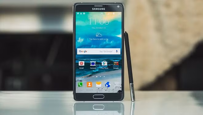 Samsung Galaxy Note 4 - S Pen trên Galaxy Note 4 được nâng gấp đôi mức độ lực lên thành 2.048. Tính năng Smart Select mới cho phép bút hoạt động giống như con trỏ chuột trên PC, người dùng có thể chọn bất cứ đoạn văn bản nào để sao chép một cách đơn giản. Ngoài ra, bút cũng hỗ trợ chuyển văn bản từ chữ viết tay sang viết thường, biến ảnh chụp văn bản thành nét.