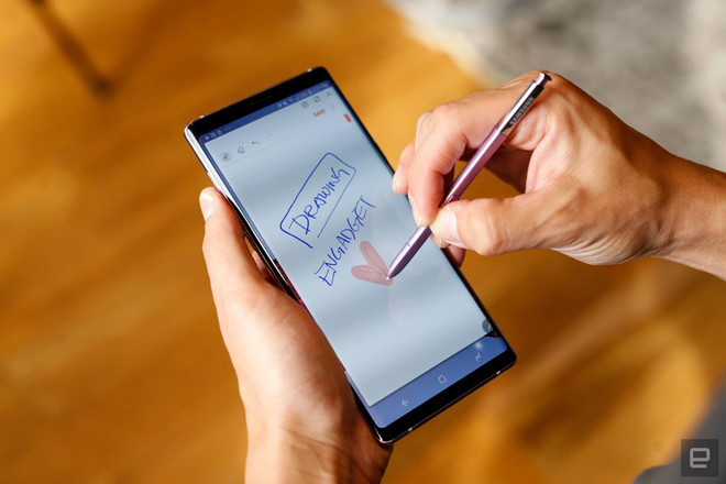 Samsung Galaxy Note9 - Nâng cấp đáng giá nhất trên S Pen ở thế hệ Galaxy Note9 là được bổ sung công nghệ Bluetooth. Nó cho phép người dùng có thể khởi động máy ảnh và chụp từ xa, điều khiển trình chiếu slide và mở trình phát nhạc. Ngoài ra, những tính năng đặc trưng trên bút vẫn được giữ nguyên như các thế hệ tiền nhiệm.