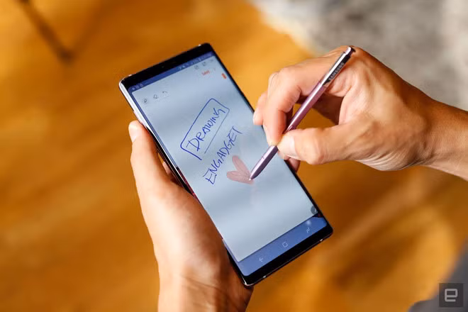 Samsung Galaxy Note9 - Nâng cấp đáng giá nhất trên S Pen ở thế hệ Galaxy Note9 là được bổ sung công nghệ Bluetooth. Nó cho phép người dùng có thể khởi động máy ảnh và chụp từ xa, điều khiển trình chiếu slide và mở trình phát nhạc. Ngoài ra, những tính năng đặc trưng trên bút vẫn được giữ nguyên như các thế hệ tiền nhiệm.