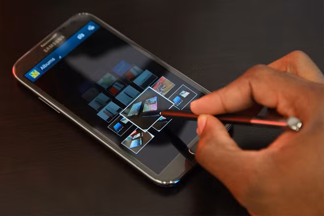 Samsung Galaxy Note 2 - So với thế hệ đầu, S Pen trên Galaxy Note 2 được Samsung cải tiến nhiều về tính năng, giúp nó trở nên thông minh hơn. Bút có kích thước lớn hơn, dài hơn và hỗ trợ 1.024 mức độ lực. Tính năng Air View cho phép xem nhanh nội dung, chuyển ảnh thành tranh vẽ với Paper Artist, tự động nhận diện thông tin danh bạ, S Planner lịch hẹn để ghi chú.