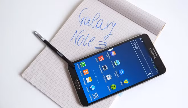Samsung Galaxy Note 3 - S Pen trên Note 3 được thiết kế vuông vức, cho cảm giác cầm nắm thoải mái hơn. Nâng cấp đáng giá nhất trên thế hệ này là menu Air Command, cho phép người dùng truy cập nhanh vào nhiều tính năng gồm Screen write, Scrapbook, S Finder, Pen Window và Action Memo.