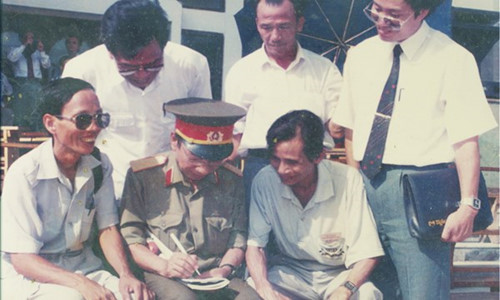 Thiếu tướng Vũ Ngọc Nhạ ( bên phải) và Huỳnh Văn Trọng lúc bị giam ở Côn Đảo.