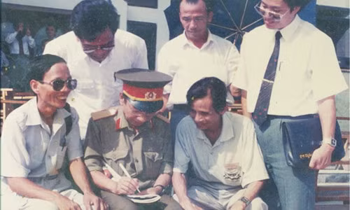 Thiếu tướng Vũ Ngọc Nhạ ( bên phải) và Huỳnh Văn Trọng lúc bị giam ở Côn Đảo.