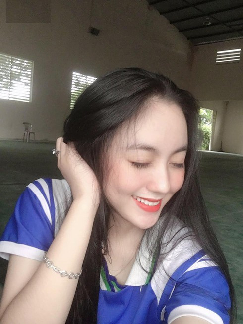 Net dep chuan hoa hau cua nu sinh trong bo anh ao dai trang gay sot-Hinh-3