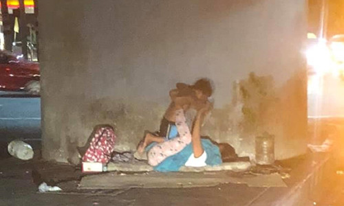 Su that buc anh me con vo gia cu nam duoi gam cau