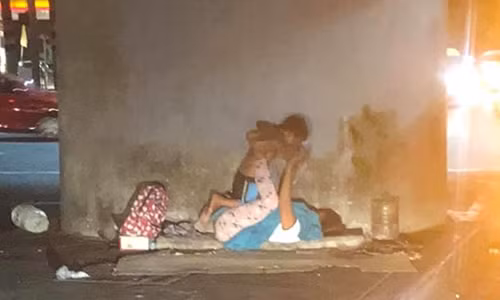 Su that buc anh me con vo gia cu nam duoi gam cau