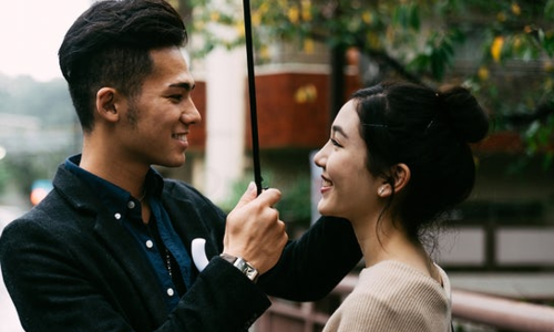 Lap muu lay cap dien thoai cua nang vi muon ket duyen