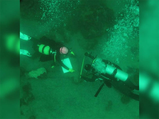 Khai quật kho báu dưới đáy hồ thiêng - Hình 4 Khai quat kho bau duoi day ho thieng-Hinh-4