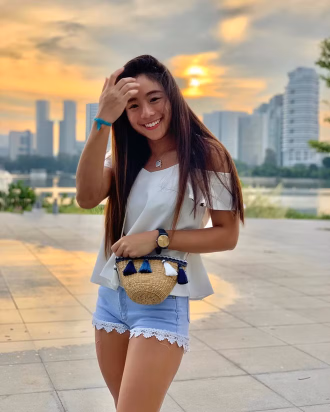 Dân mạng cho rằng nụ cười "tỏa nắng" chính là "vũ khí đốn tim" người đối diện của Eliza Chong. Ngoài ra nước da nâu cùng mái tóc dài uốn nhẹ khiến cô nàng trông hiện đại và cá tính hơn.