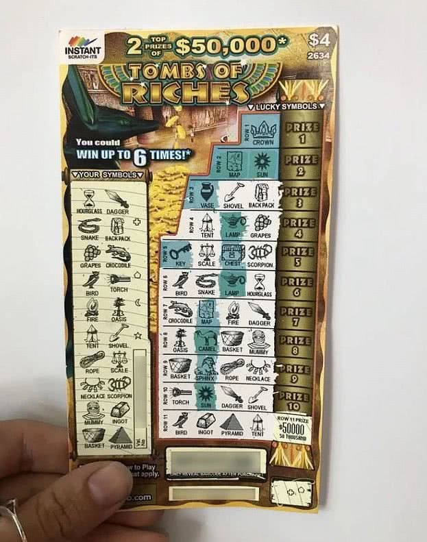 Tấm vé số bị “phủi bụi” suốt 4 năm.