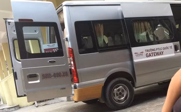 Chiec ao do be trai lop 1 truong Gateway mac dang o dau?-Hinh-2