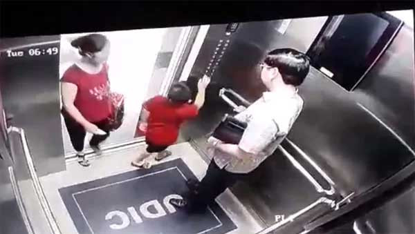 Chiec ao do be trai lop 1 truong Gateway mac dang o dau?