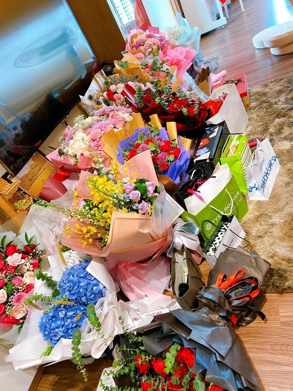 Pha Le khoe qua sinh nhat 'ngap' hoa, tien mat va trang suc dat tien