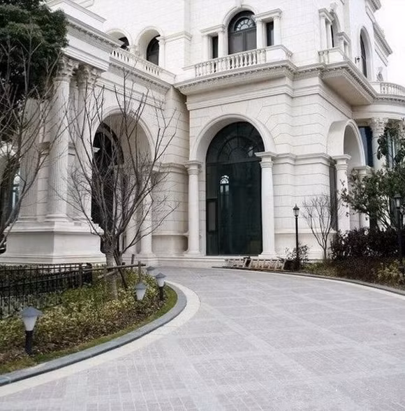 Gần đây, cánh phóng viên đã đăng tải hình ảnh được cho là siêu biệt thự cao cấp là công trình tổ hợp của 3 biệt thự có giá trị trăm triệu NDT (hơn 350 tỷ đồng) của Lý Liên Kiệt. Khu biệt thự này đã xây xong từ lâu nhưng Lý Liên Kiệt rất ít khi lui tới đây. Nơi đây đã bị bỏ hoang nhiều năm, chỉ có bảo vệ ở và một người phụ nữ thường xuyên tới dọn dẹp. Được biết biệt thự của Lý Liên Kiệt được trang bị sang trọng, tân tiến, xây dựng suốt hai năm. Nhưng chính không có người ở nên vườn hoa đã trở thành vườn rau.