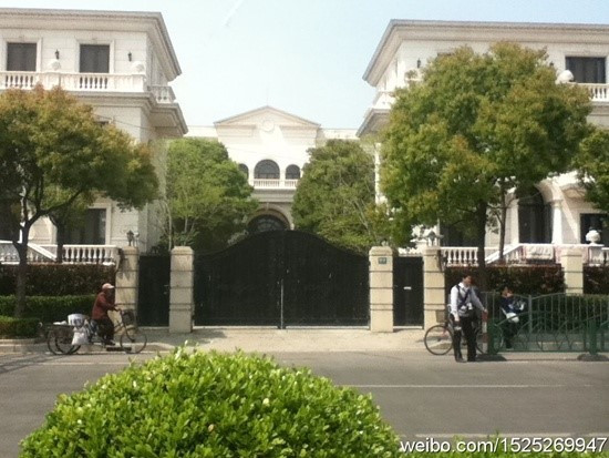 Cận cảnh căn biệt thự Lý Liên Kiệt bỏ hoang, mặc anh trai sống khu ổ chuột Can canh can biet thu Ly Lien Kiet bo hoang, mac anh trai song khu o chuot