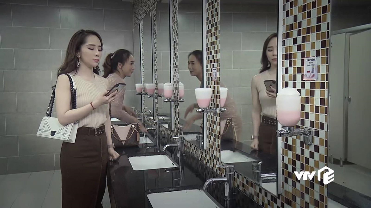 Nhã thích diện bộ trang phục thể hiện sự thanh lịch, sang chảnh. Cô rất trau chuốt ngoại hình của mình khi lúc nào cũng xuất hiện với đầy đủ phụ kiện từ khuyên tai, đồng hồ, vòng tay cho đến túi xách.