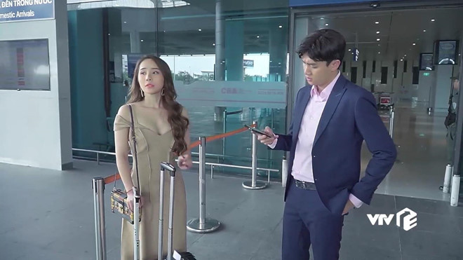 Những chiếc váy hở vai, trễ ngực giúp nàng "tiểu tam" trông quyến rũ, thu hút hơn, khoe trọn thân hình chuẩn. Bên cạnh đó, công thức phối phụ kiện của Nhã cũng đáng để học hỏi. Mặc váy đơn sắc, việc mang thêm chiếc túi họa tiết có thể coi là lựa chọn thông minh.