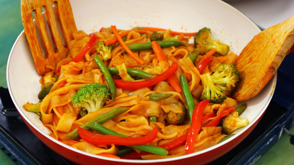 "Nóng" đối lập với "lạnh" nên sự lựa chọn không thể hoàn hảo hơn cho bạn trong những ngày này là thực phẩm có tính hàn. Nếu thuộc tuýp "nói không với thịt", bạn nên cân nhắc một vài món như phở xào chay, canh khổ qua chay... Trong trường hợp thuộc tuýp "ăn gì cũng được", những món như tôm càng xanh sốt me, tôm xào rau củ, canh cải chua thịt bò... chắc chắn sẽ làm bạn cùng gia đình hài lòng. Điều quan trọng nhất khi chế biến là bạn cần dùng những gia vị tự nhiên như hạt nêm, nước mắm, nước tương đậu nành... của Maggi. Ảnh: Maggi.