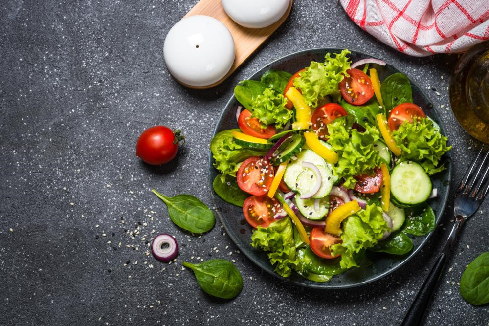 Bên cạnh nước lọc, bạn cũng nên ăn thêm các thực phẩm giúp bổ sung nước cho cơ thể như dưa hấu, cam, dưa leo, cần tây, sữa chua... Wikihow cho biết trong dưa leo chứa 95% hàm lượng nước nên đây là thực phẩm hoàn hảo cho những ngày nóng "chảy mỡ". Dưa leo, dưa hấu hay sữa chua... đều có nhiều cách chế biến giúp bữa ăn của bạn không bị nhàm chán. Bạc hà cũng là một lựa chọn thông minh. Nếu không ăn được bạc hà, bạn có thể trộn với những món khác để bữa ăn thêm đậm vị mà vẫn đảm bảo tươi mát. Ảnh: Shutterstock.