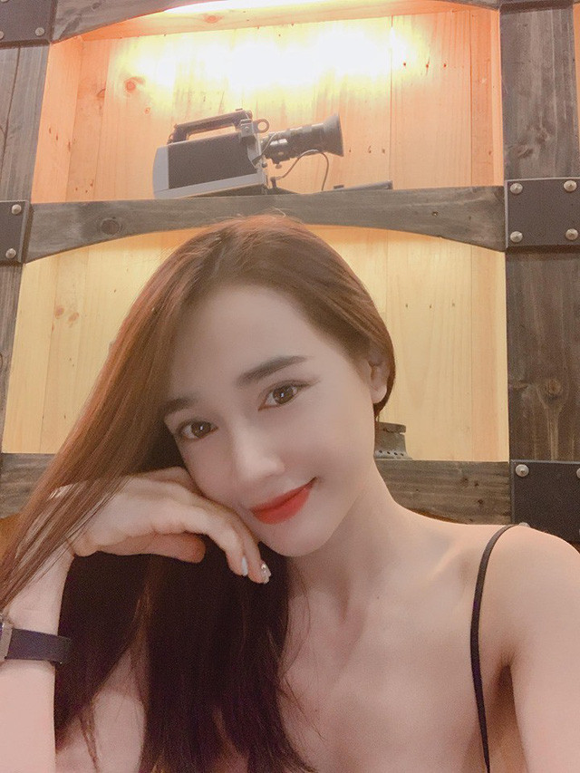 Sau khi sinh con, Nhã Phương cũng mạnh dạn thay đổi màu tóc, ăn mặc thoải mái với những kiểu trang phục hai dây, xẻ sâu, khoe sắc vóc "đỉnh" của mẹ một con.