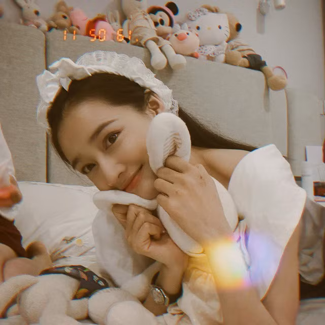 Tuy nhận được nhiều lời khen nhưng người hâm mộ cũng nhắc nhở Nhã Phương nên chú ý bồi bổ và giữ sức khỏe sau những hình ảnh gầy trơ xương của cô.