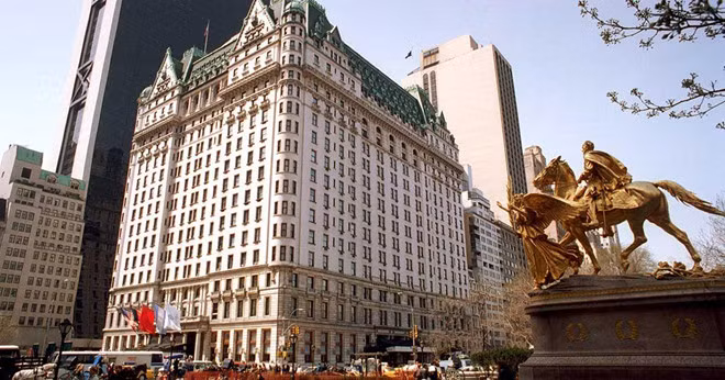 Khách sạn Trump Plaza (1992): Khách sạn này nằm ở Manhattan, thành phố New York, được ông Trump mua lại vào năm 1988 với giá 407 triệu USD. Trước khi phá sản trong năm 1992, khách sạn Trump Plaza nợ hơn 550 triệu USD. Bản thân tổng thống Mỹ phải bán hơn 49% cổ phần của mình và rời bỏ công việc điều hành ở đây. Ảnh: Getty.