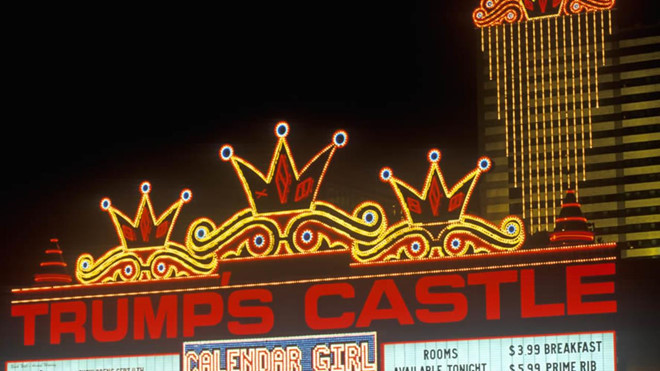 Trump's Castle (1992): Trong số những doanh nghiệp của tổng thống Mỹ tại thành phố Atlantic, tổ hợp khách sạn và sòng bạc Trump's Castle gặp nhiều khó khăn nhất trong việc trang trải chi phí vận hành. Tập đoàn Trump Organization phải bán 50% cổ phần tại tổ hợp này. Ra đời vào năm 1985, tổ hợp tiếp tục hoạt động cho đến nay nhưng đã thuộc về chủ sở hữu mới và được đổi tên thành Golden Nugget. Ảnh: Play NJ.