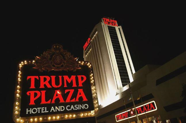 Sòng bạc Trump Plaza (1992): Cũng như Trump's Castle, ban quản trị Trump Plaza nộp đơn xin phá sản vào tháng 3/1992. Tòa nhà 39 tầng với 612 phòng tại thành phố Atlantic này được xây vào tháng 5/1984 sau khi ông Trump ký thỏa thuận mở sòng bạc với Tập đoàn Harrah's Entertainment. Sòng bạc chính thức đóng cửa vào tháng 9/2014, khiến hơn 1.000 người lâm vào cảnh thất nghiệp. Ảnh: Getty.