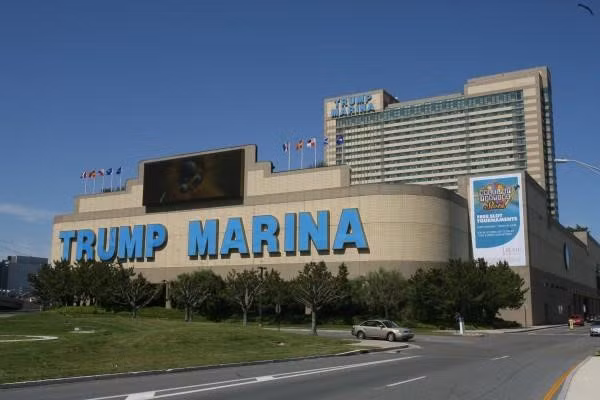 Trump Hotels &amp; Casino Resorts (2004): Đây là công ty mẹ quản lý 3 sòng bạc của Donald Trump, đã tuyên bố phá sản vào tháng 11/2004 để tái cơ cấu khoản nợ 1,8 tỷ USD. Tháng 5/2005, công ty hoạt động trở lại với tên gọi Trump Entertainment Resorts. Ông Trump cũng không còn nắm giữ vị trí CEO. Ảnh: Getty.