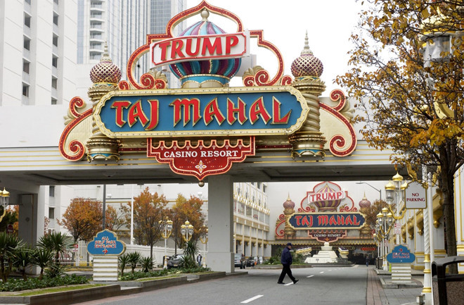 Trump Taj Mahal từng là sòng bạc lớn nhất thế giới với diện tích hơn 390.000 m2. Trong thời gian đầu, Trump Taj Mahal thu hút hơn 60.000 người đến mỗi ngày. Khi sòng bạc này phá sản, ông Trump đã phải từ bỏ 50% quyền sở hữu tại đây, đồng thời bán đi du thuyền và hãng hàng không của mình. Ảnh: AP.