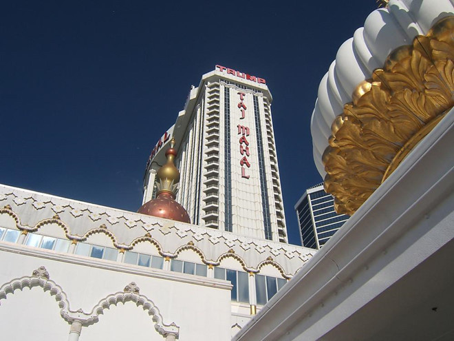 Trump Entertainment Resorts (2009): Khủng hoảng tài chính toàn cầu nổ ra năm 2008, doanh nghiệp này nộp đơn xin phá sản vào tháng 2/2009. Doanh thu các sòng bạc của công ty cũng bị giảm đáng kể vì sự trỗi dậy của các đối thủ cạnh tranh ở bang Pennsylvania, hay sự gia tăng của hình thức đánh bạc trực tuyến. Ảnh: Glassdoor.