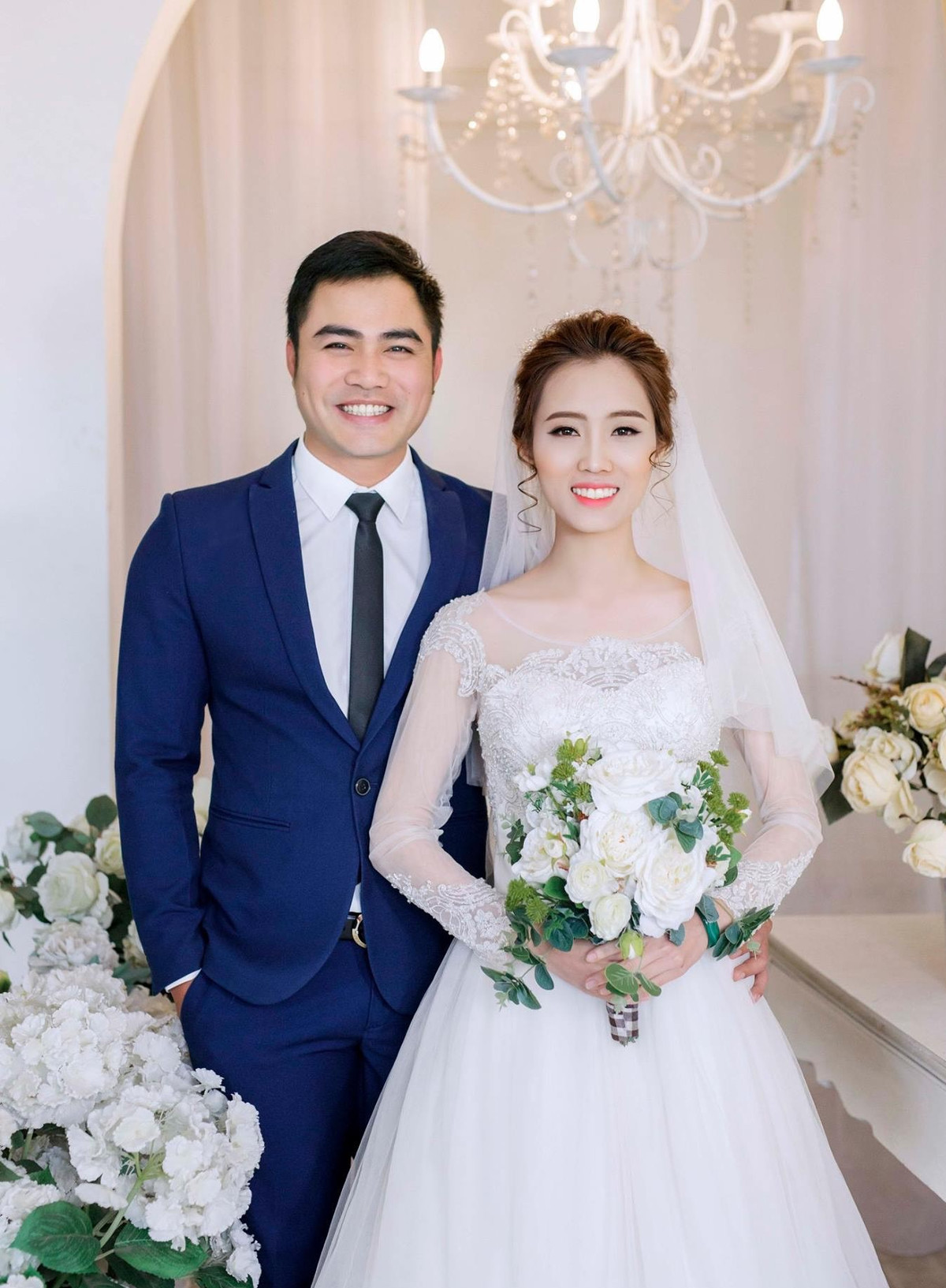 Từng bị "ghét cay ghét đắng" khi vào vai người chồng rất yêu vợ nhưng ghen tuông mù quáng, vũ phu... Tuy nhiên, Khải (Trọng Hùng) lại là mẫu người đàn ông lý tưởng của nhiều cô gái ở đời thực. Nam diễn viên kết hôn được hơn 2 năm và có cuộc sống hạnh phúc với bà xã cùng quê.