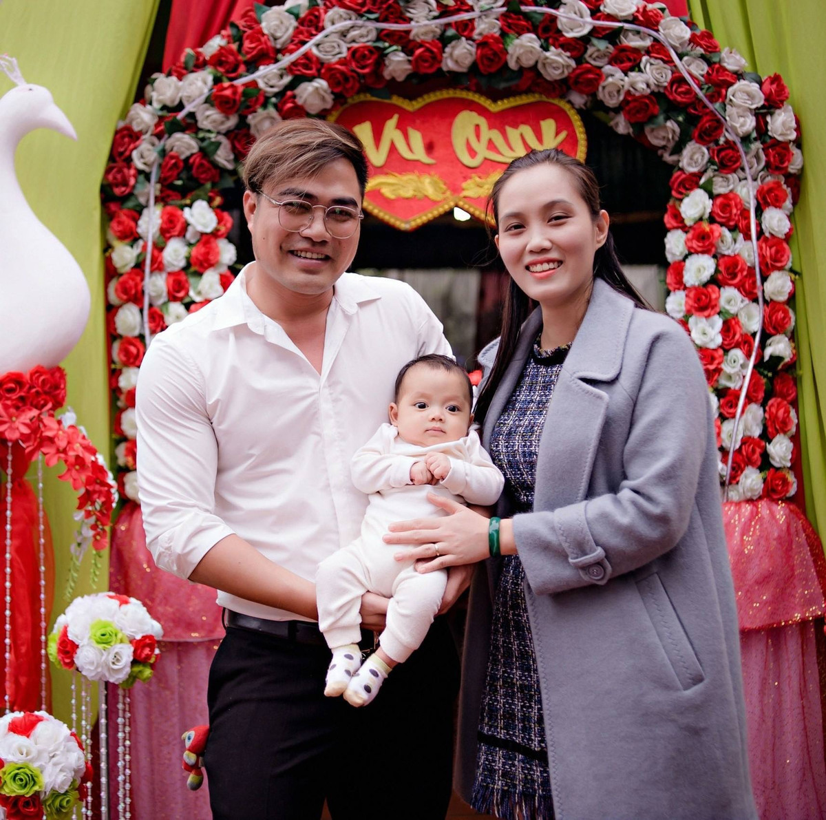 Bà xã Trọng Hùng không hoạt động showbiz nhưng vẫn rất hiểu và cảm thông cho công việc của chồng. Trên mạng xã hội, nam diễn viên thường xuyên chia sẻ ảnh chơi cùng con sau những ngày quay bận rộn.