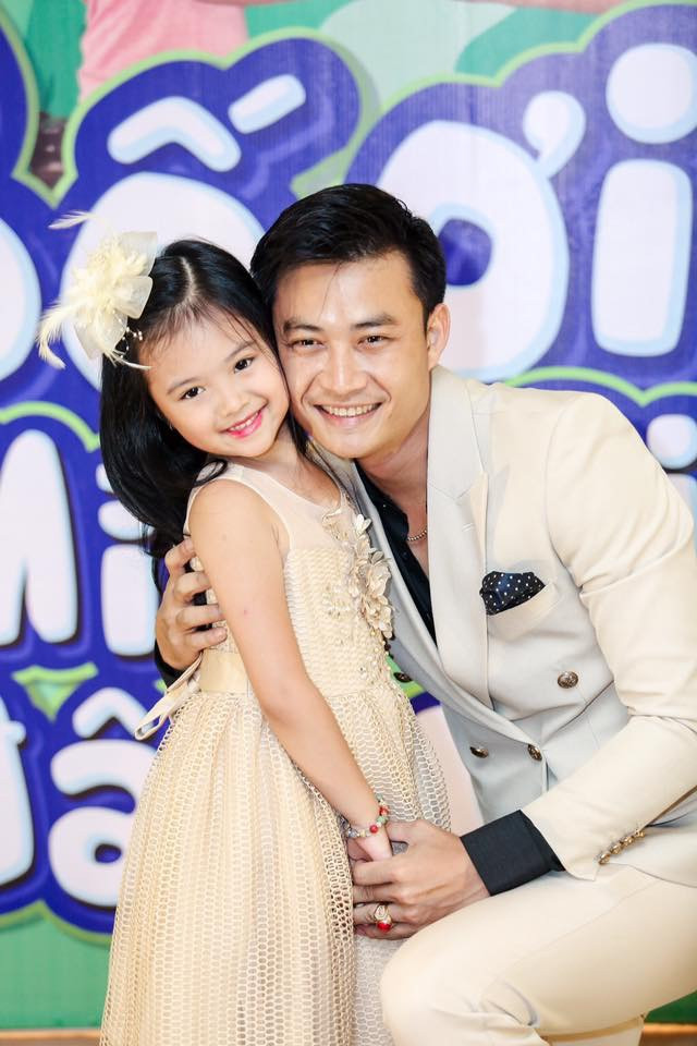 Ngoài ra, anh còn gây chú ý khi từng cùng con gái tham gia "Bố ơi mình đi đâu thế?". Bé Kitty Minh Khánh là kết quả tình yêu của nam diễn viên và người vợ trước. Sau ly hôn, anh và vợ vẫn giữ mối quan hệ bạn bè cùng nhau nuôi dạy con.