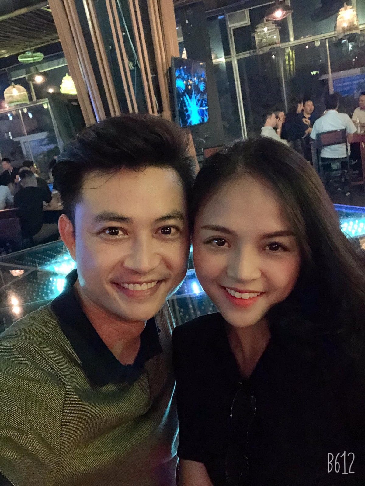 Trong phim, Tiến Lộc nhận không ít "gạch đá" từ cộng đồng mạng khi bị cho là người đàn ông không rõ ràng trong các mối quan hệ từ vợ đến tình cũ. Trước vai diễn này, Tiến Lộc là gương mặt quen thuộc của phim truyền hình như: "Nhà có nhiều cửa sổ", "Giao mùa"...