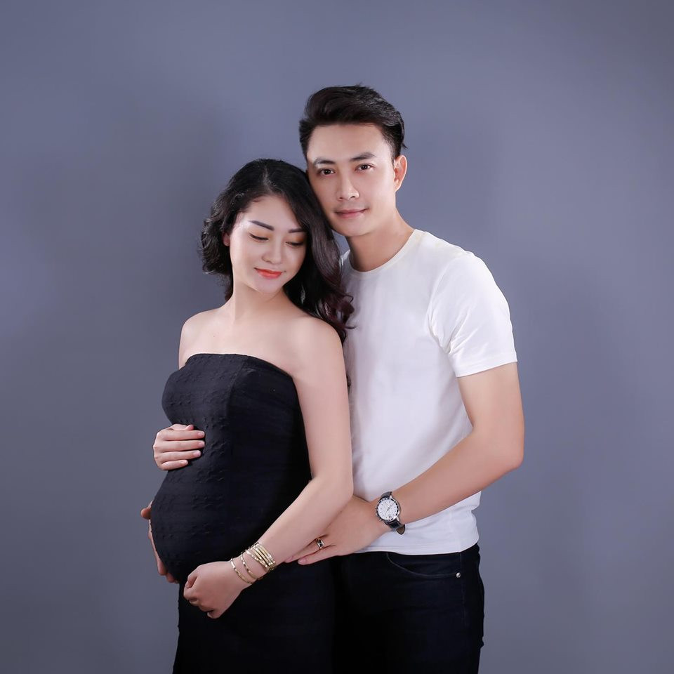 Mới đây, nam diễn viên cũng hạnh phúc khoe niềm vui sắp làm bố lần 2 khi bà xã đang mang thai ở những tháng cuối thai kỳ.
