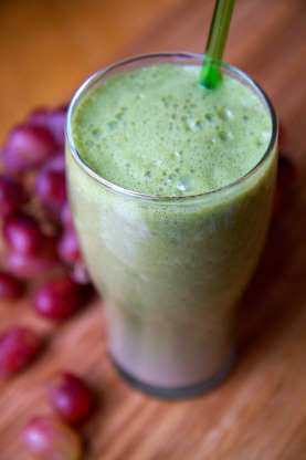 Smoothie “đẹp da” cung cấp 309 calo và 16,5 gram đường. Công thức: 2 cup rau bina; ¼ trái bơ; ½ cup nho đỏ; ½ cup dâu tây đông lạnh; 1 tablespoon bơ hạnh nhân; 1 teaspoon hạt lanh; 1 cup nước.
