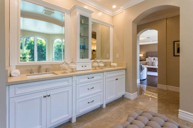 Một phòng trang điểm rộng lớn được tích hợp trong phòng ngủ chính của nữ diễn viên trẻ tuổi.