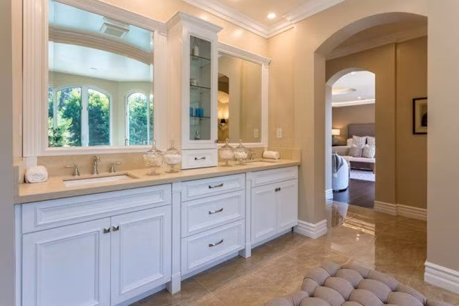 Một phòng trang điểm rộng lớn được tích hợp trong phòng ngủ chính của nữ diễn viên trẻ tuổi.