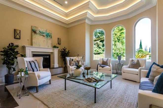 Phòng khách độc đáo với những đồ nội thất hiện đại kết hợp cùng đường nét thiết kế xưa, điển hình là các ô cửa sổ hình vòm.